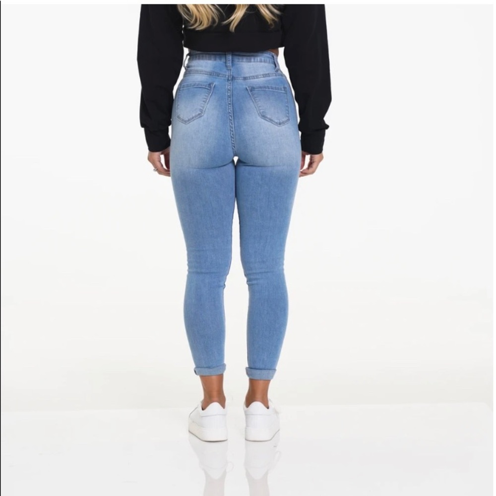 - Navishape Light Wash Jeans NVGTN